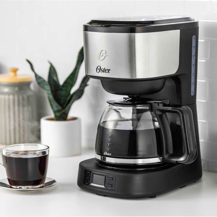Cafetera programable Oster® 8 tazas en acero inoxidable BVSTDC10SS - ostercl